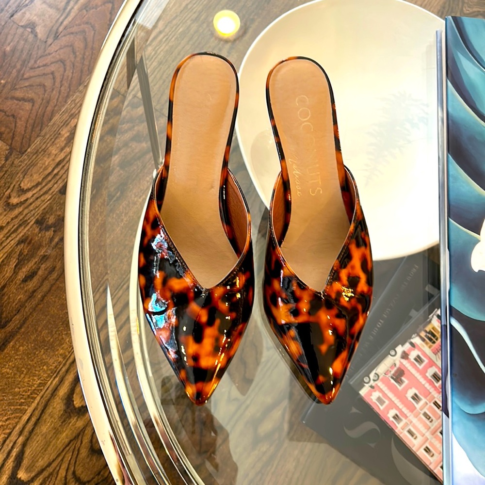 Tortoise heel mules